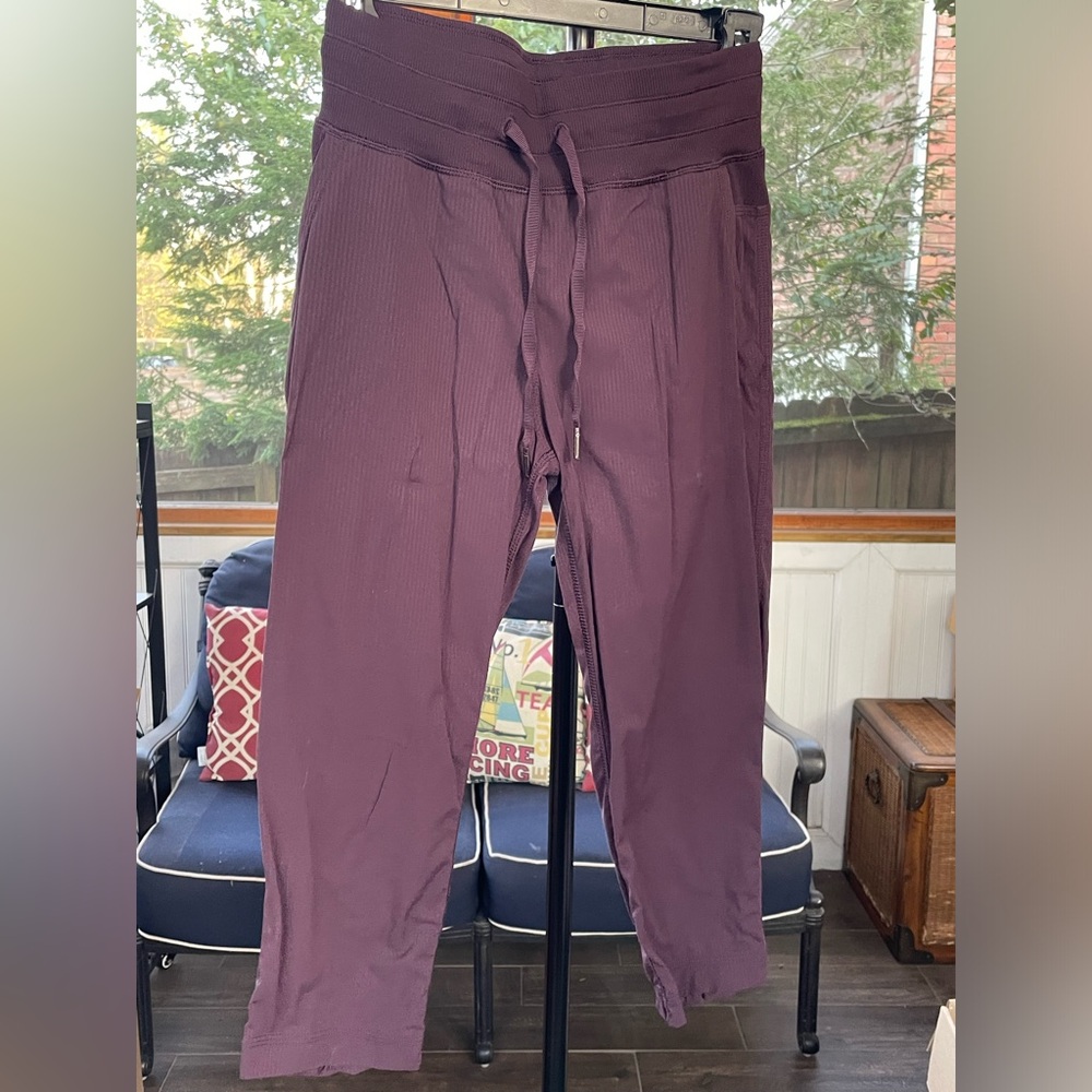 Sz. 2 Lululemon Dance Studio Crop Pants in Black Cherry - Picture 1 of 6